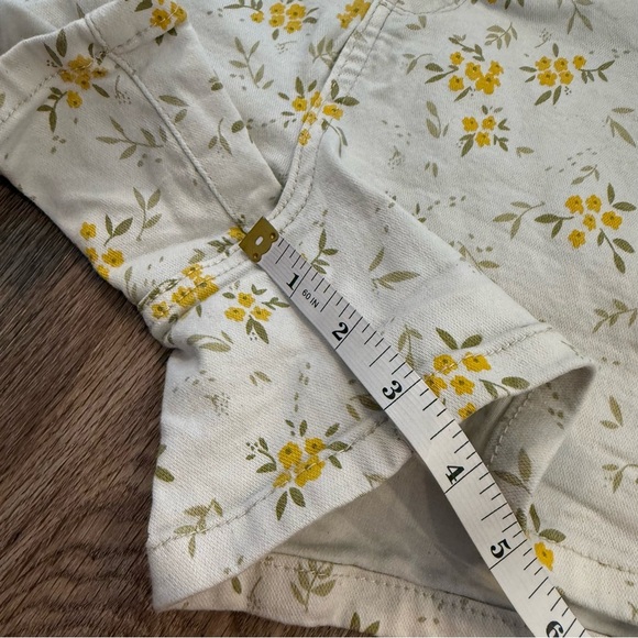 Judy Blue Denim Shorts Women’s Large Cream Yellow Floral Mid Rise Boho Stretch - Picture 7 of 8